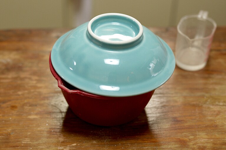 粉に水分が行き渡ってきたら手で混ぜる。まとまったら、器などでふたをして5分ほど寝かせる。