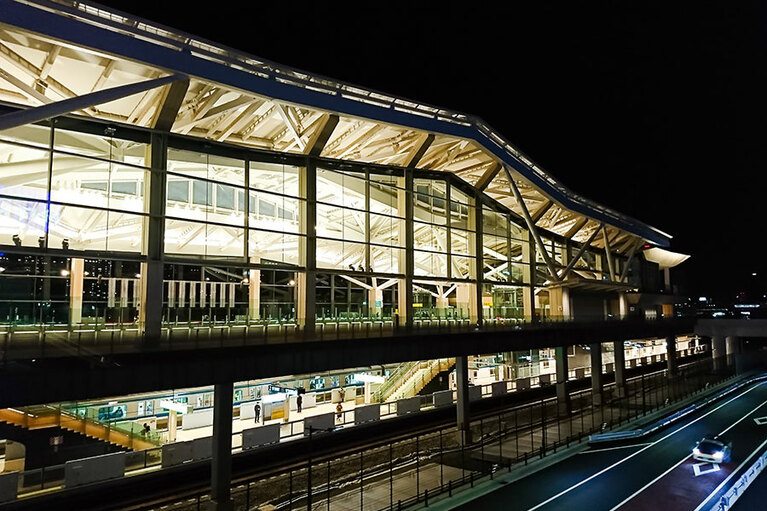 横からみたときの高輪ゲートウェイ駅。微妙なカーブは折り紙をモチーフにしたとか。