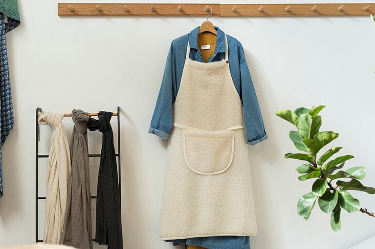100％ウールのエプロン 14,000円。冬のアウトドアにもおすすめ。