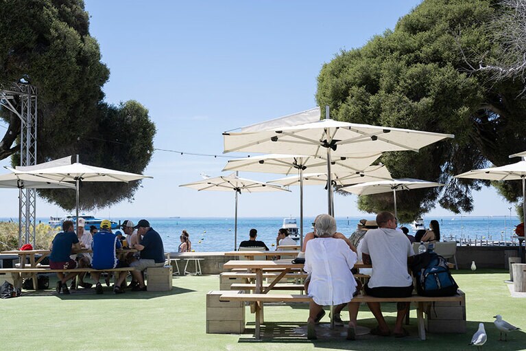 テラス席が美しい。