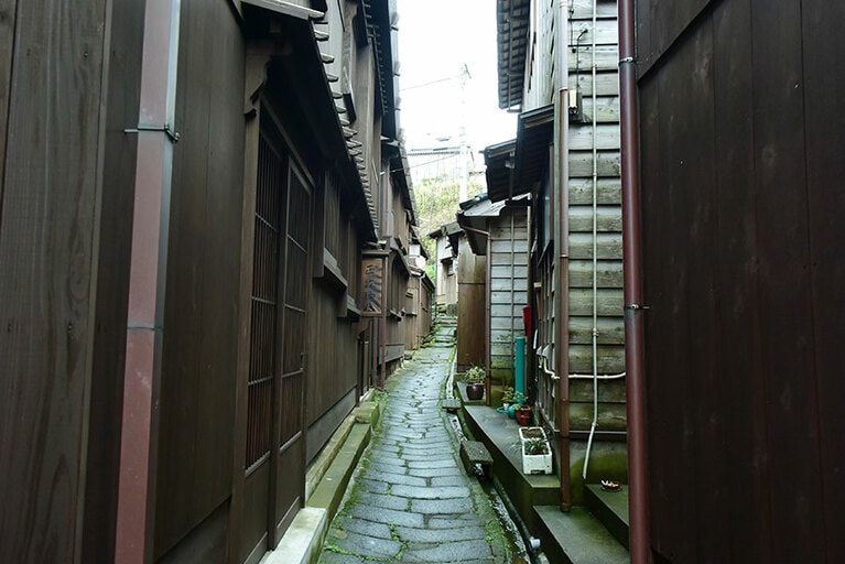 宿根木の細い路地。3軒の民家が有料で公開しています。