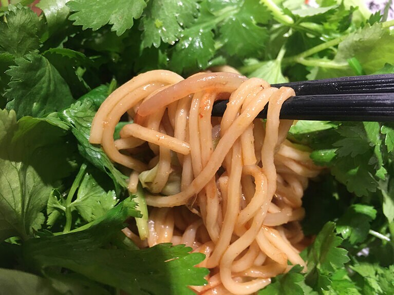 隙間から麺がこんにちは。