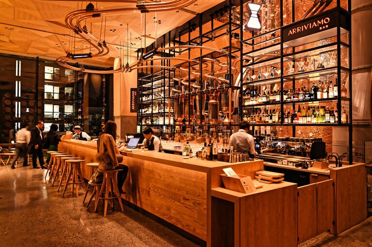 カウンターは10席。頭上をめぐる銅管は、ローストした豆を運ぶためのエアシューター。