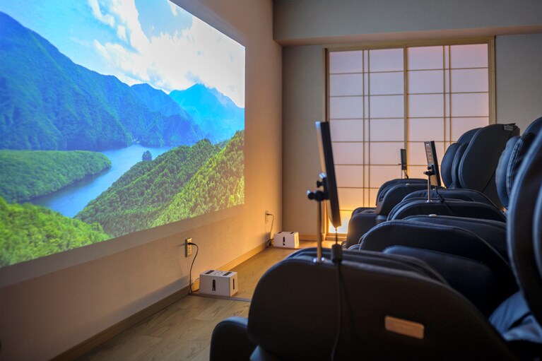 「リラクゼーションルーム」では、オリジナルアロマに包まれながら、マッサージチェアで全身のコリをほぐして。