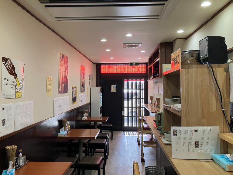  店は明るくて落ち着いた清潔感のある雰囲気