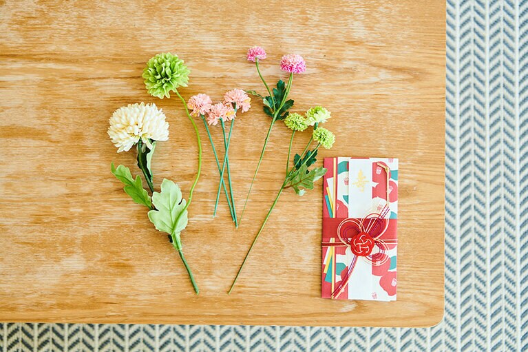 今回使用したのはサイズや色が様々なマム5種類とご祝儀袋。