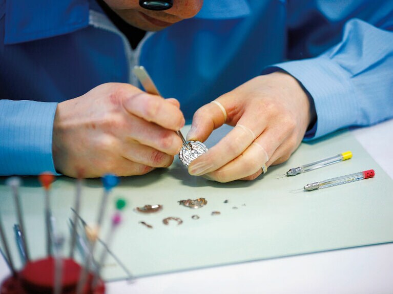 ミクロン単位の緻密さが要求される機械式時計の組み立て工程。オリエントスターではベテランの職人が手作業でその精度を高めていく。