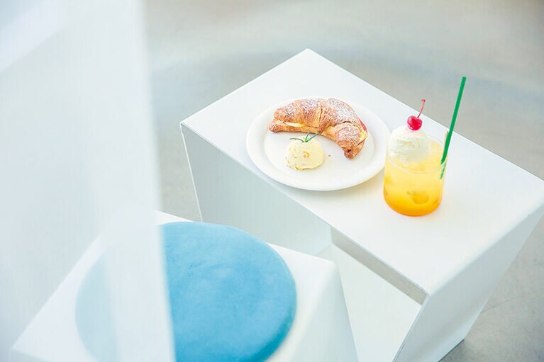 甘塩っぱい「ハムチーズクロワッサンサンド」8,000ウォン、「マンゴーエード」7,000ウォン。