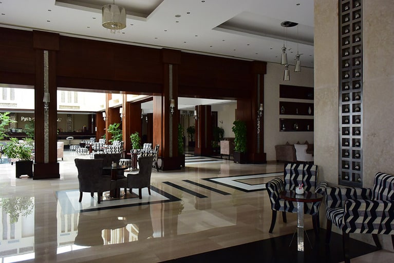 スタイリッシュなロビーラウンジ。