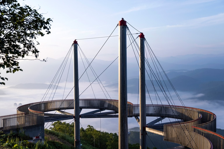 クラウドウォークは上から見ると雲の形。歩行距離は57メートル。