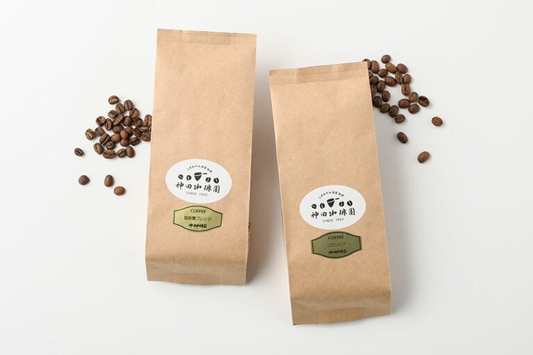 (右)コロンビア 1,200円(200g)、(左)珈琲園ブレンド 1,000円(200g)。