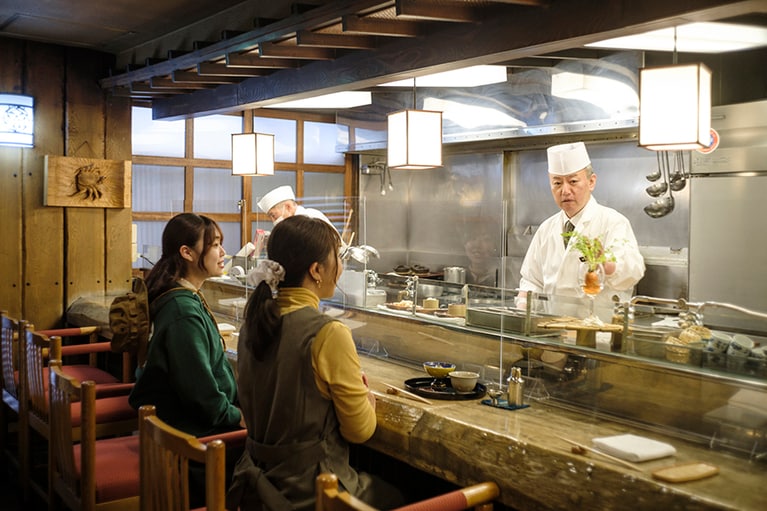 料理長が、料理や食材のこだわりについて話してくれます。