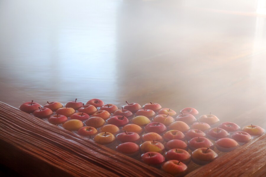 大浴場の「りんご風呂」。夏は青森ヒバで作ったりんごが浮かびます。