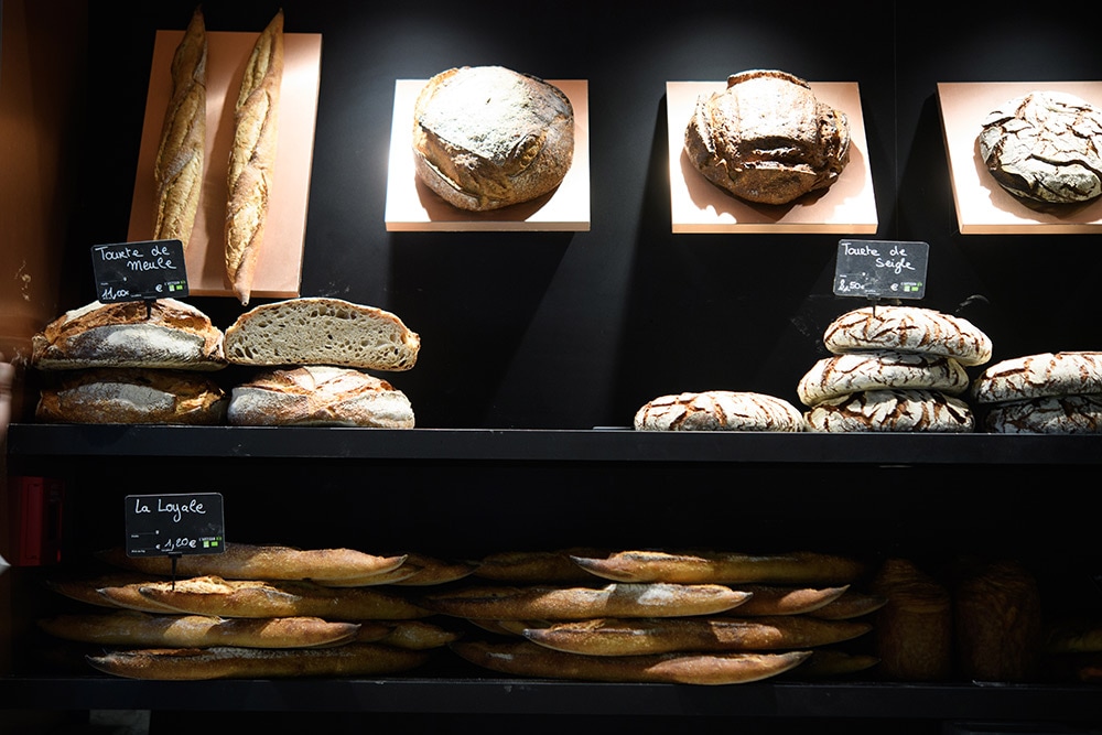 各種パンが並ぶ店内。