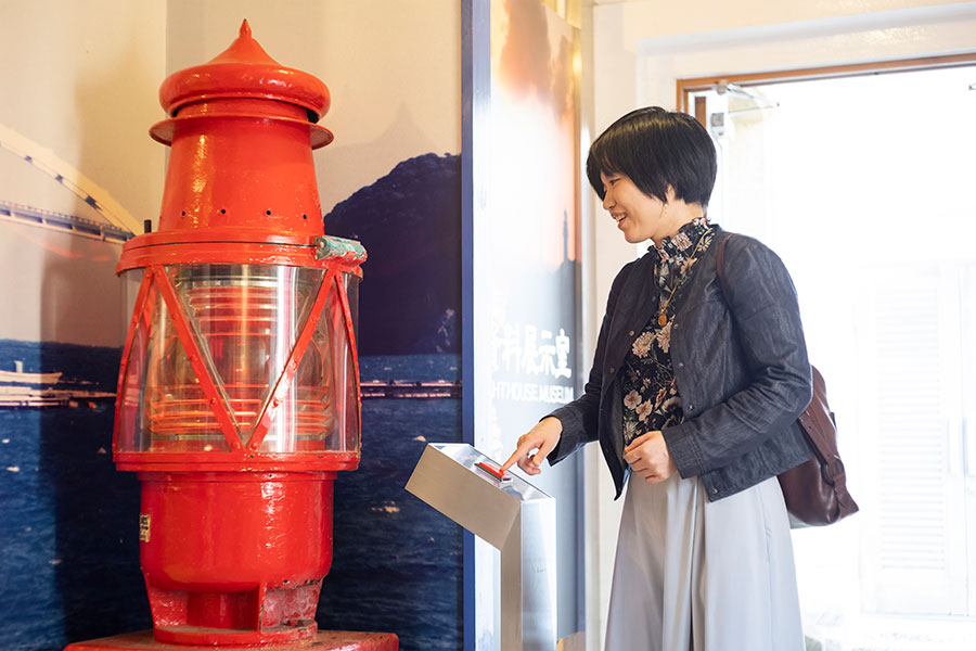 潮岬灯台には灯台資料展示室が併設されている。赤い灯台は港湾の右側を意味するもので、ボタンを押すと赤い光が点滅する。灯台にまつわる貴重な資料がさまざま展示されている。
