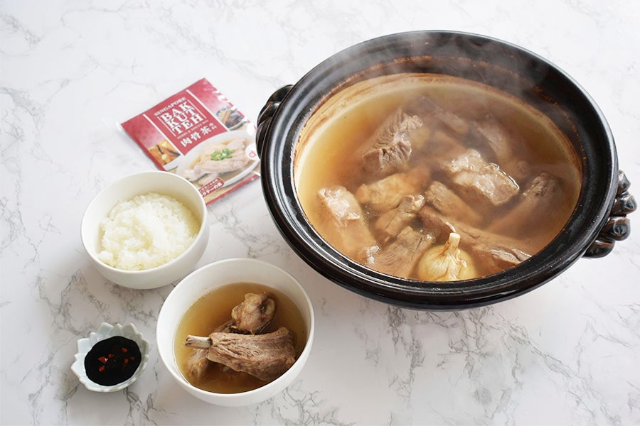 スープが味の決め手なのはマレーシアと同じ。今回使用した「バクテーの素」(dfe)には、白胡椒、シナモン、セージ、フェンネルなどの漢方が使用されていて、スパイシーでさわやかな香りが特徴。