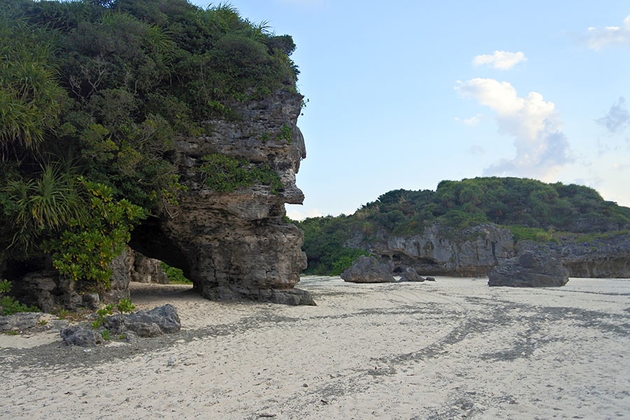 巨岩やアーチが浜の風景にアクセントを加えています。