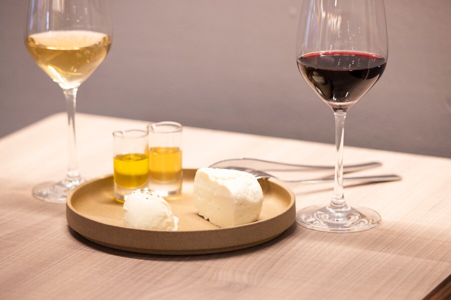 ワインとチーズは店内外のテーブルで。