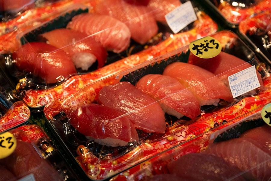 「まぐろの源ちゃん」では各種刺身やにぎり寿司が並ぶ。もちろん店名通り、マグロの部位違いのお寿司がいっぱい！