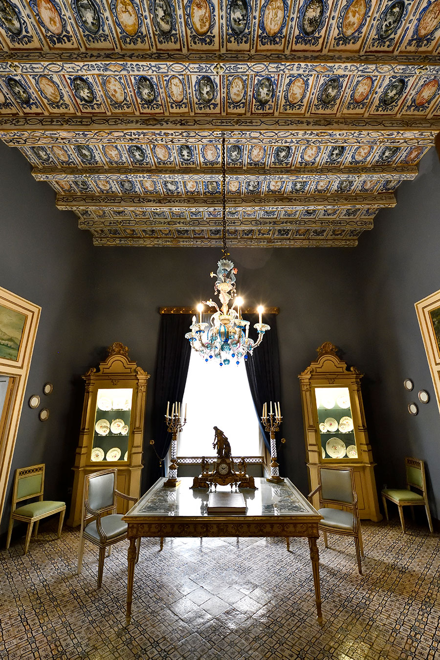 18世紀の華麗なフレスコ画や木製格天井が館内を飾る。