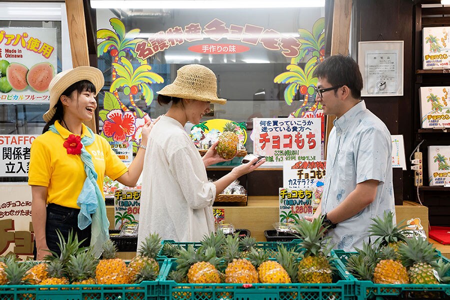 沖縄では、3時のおやつの時間を「三時茶(さんじじゃー)」と呼ぶ。このツアーでは、三時茶のタイミングで「道の駅許田 やんばる物産センター」を訪れ、サーターアンダギーや季節のフルーツを楽しむ。