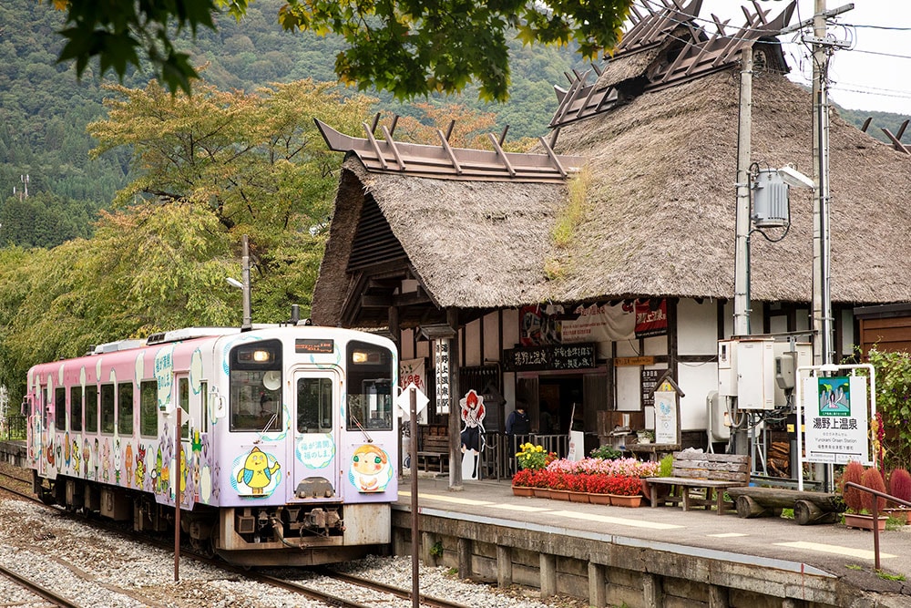 茅葺き駅舎が風情たっぷりな会津鉄道 湯野上温泉駅。例年ゴールデンウィークごろにホームの桜が満開となる。