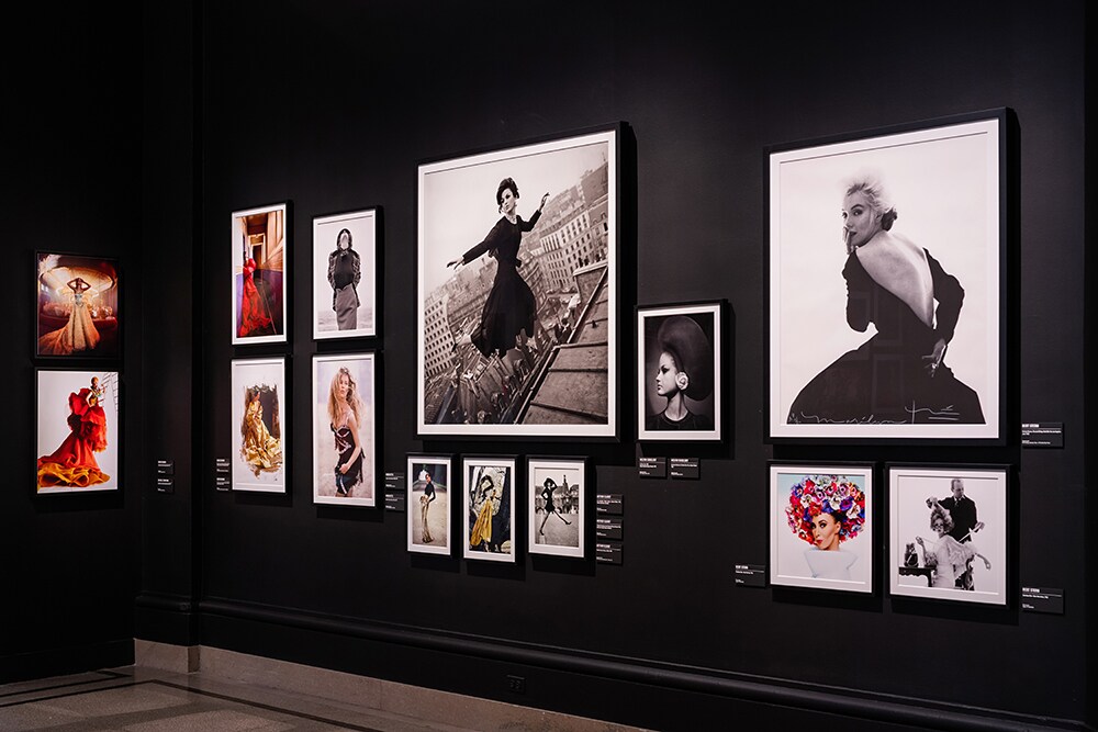 ファッション誌を飾った数々の名フォトグラファーの写真を展示。マリリン・モンローが被写体の写真も。