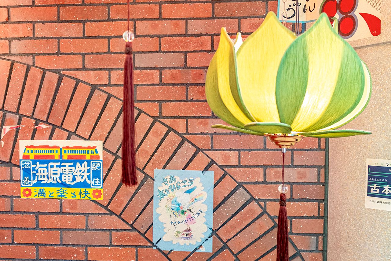 「ジブリの大倉庫」の壁に貼られたチラシ一つ一つにも趣向が凝らされている　©杉山拓也／文藝春秋