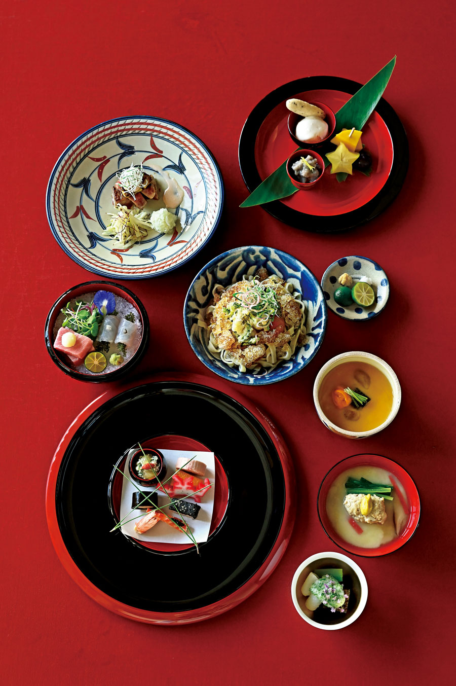 今春登場した「シラカチ 日本料理」の“琉球和会席”。夏メニュー (現在は提供終了) では、宮廷料理の象徴 “東道盆(とぅんだーぶん)” を手本とした前菜、“てびちとイラブの玉地蒸し” “沖縄そば、冷たいお出汁で” など、独創的な品々が。※冬メニューの提供は12月を予定。詳細はホテルのHPをご参照。