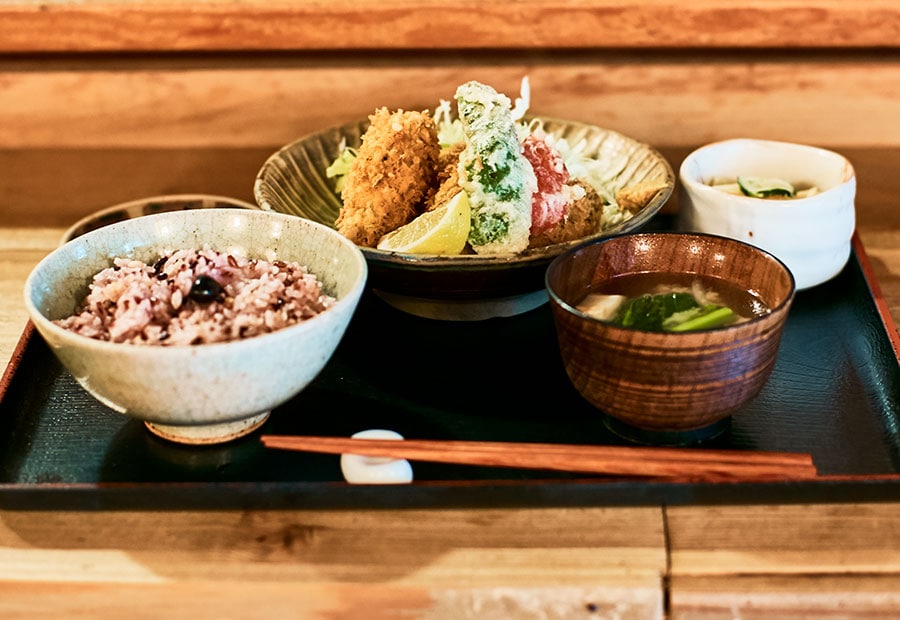 【Teishoku 美松】カキフライ定食 1,400円(税込)。岩手産の大粒のカキは寒い時期しか食べられない、冬のごちそう。一緒に盛られている野菜のフライは日替わり。