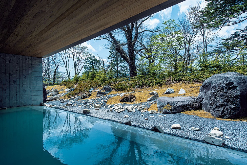 奥日光の自然をモチーフにした庭園を眺める温泉露天風呂。