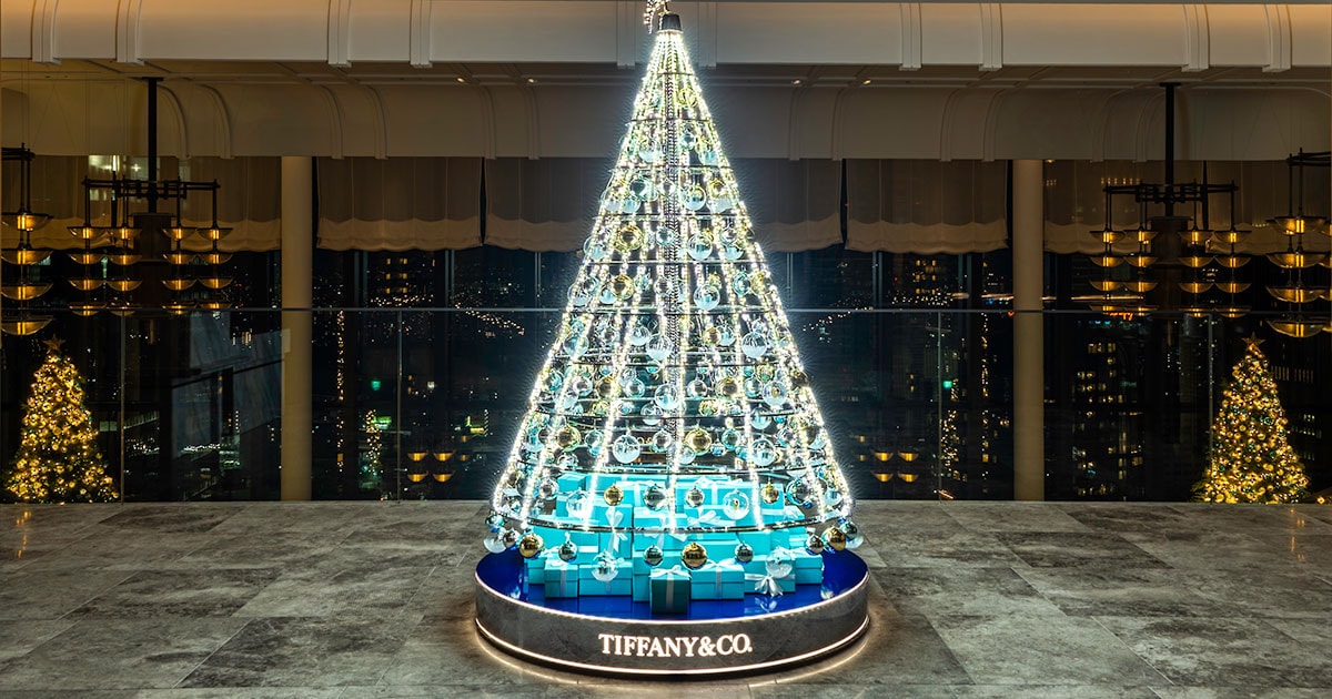 Tiffany & Co. クリスマスツリー クリスタル ウォルドーフ・アストリア大阪】ティファニーブルーに輝く！ 開業後初