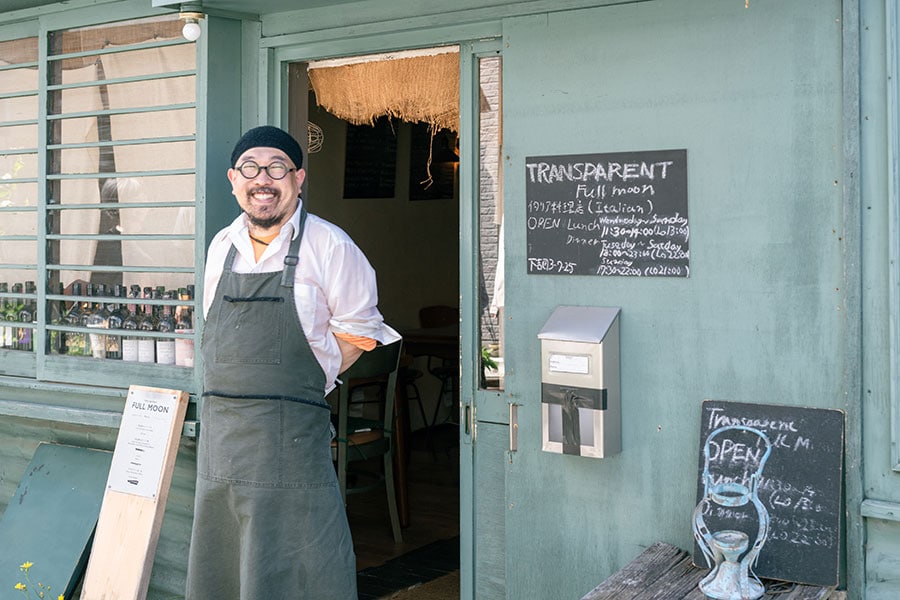 オーナーの望月千博さん。かつて山中湖にあったイタリア人が営むイタリアン料理店で修行した後、10年前に同店をオープン。望月さんのたしかな腕前と気さくな人柄が評判をよび、地元の人々も足繁く通う隠れた名店だ。