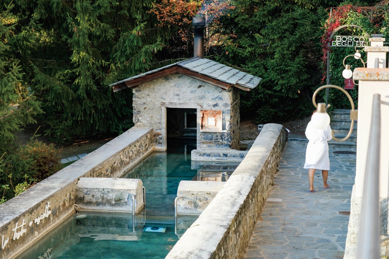 かつては羊を洗うための浴槽だった「サトゥルヌスの浴場」。水中からサウンドが流れる。