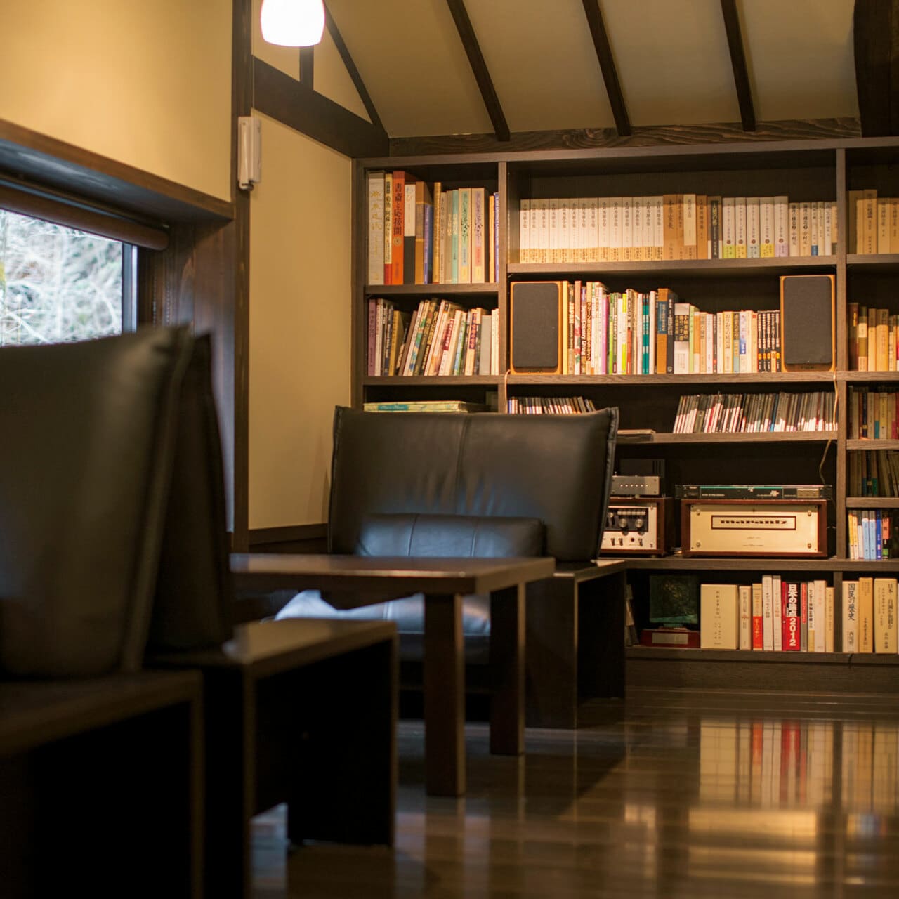 食事処の上の図書室兼談話室「温故知新」。ロビーの喫茶コーナーから飲み物をオーダーできる。