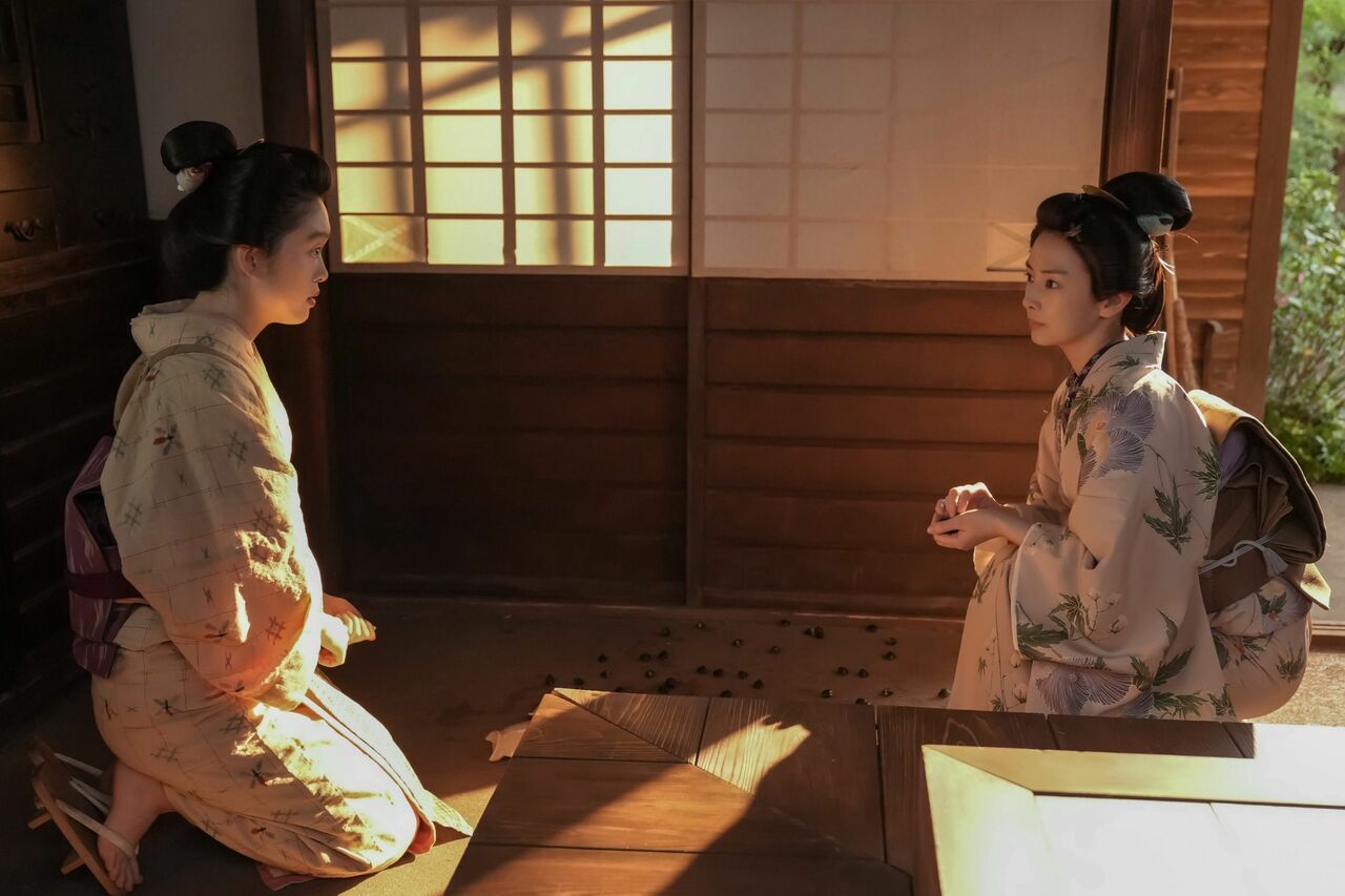 それまで自分で襖を開けたことすらなかったタエに、トキがしじみの洗い方から料理を教えた。思いがけず訪れた、血を分けた母娘の時間だった　（C）NHK　