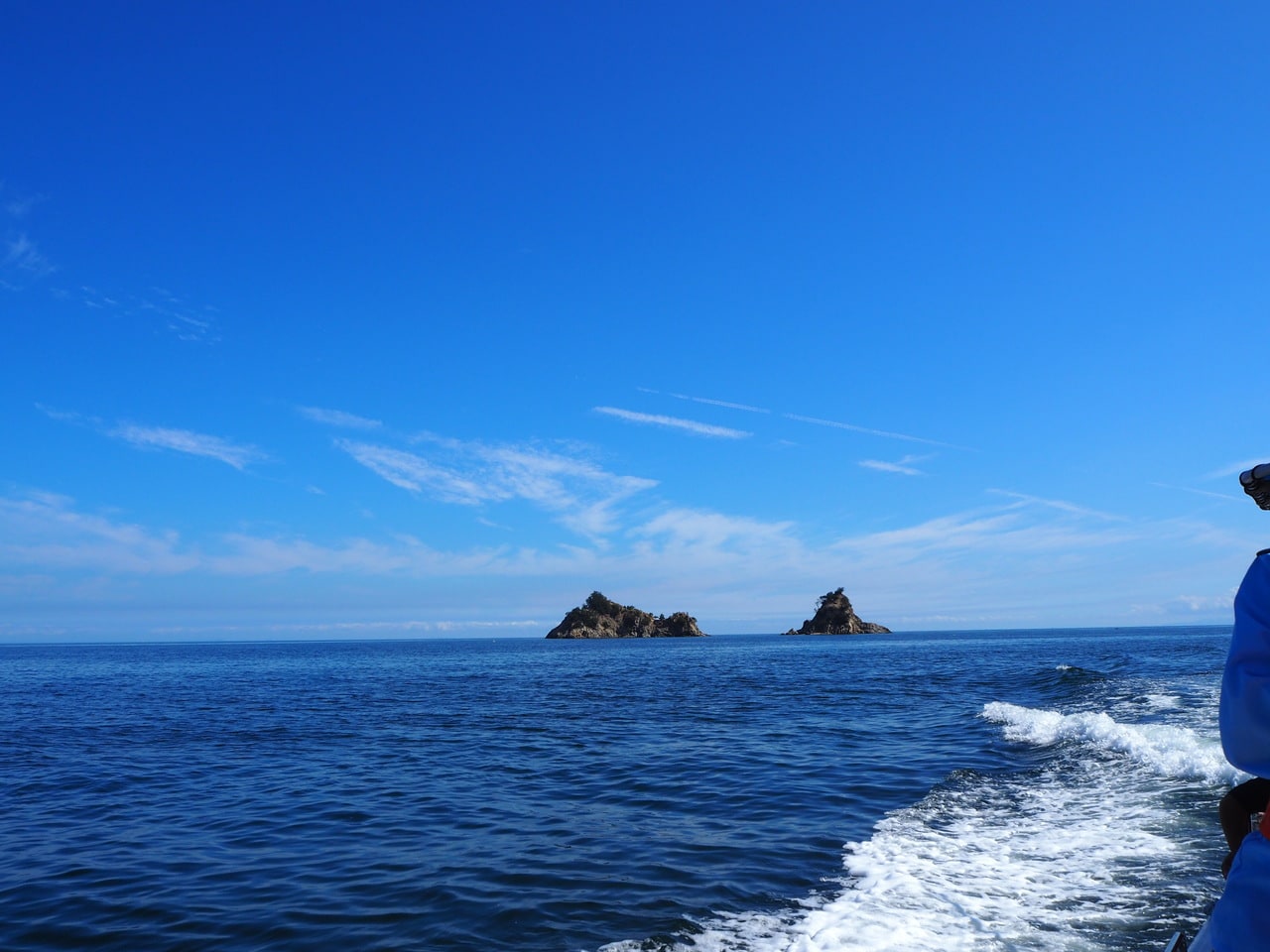 遠くにぽつんと浮かぶ双子島。