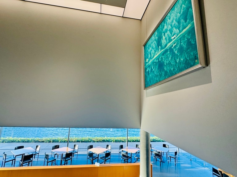 作品を鑑賞したら、ラウンジ・カフェへ。東山氏の祖父が生まれ育った櫃石島が浮かぶ、瀬戸内海の景色が目の前に。