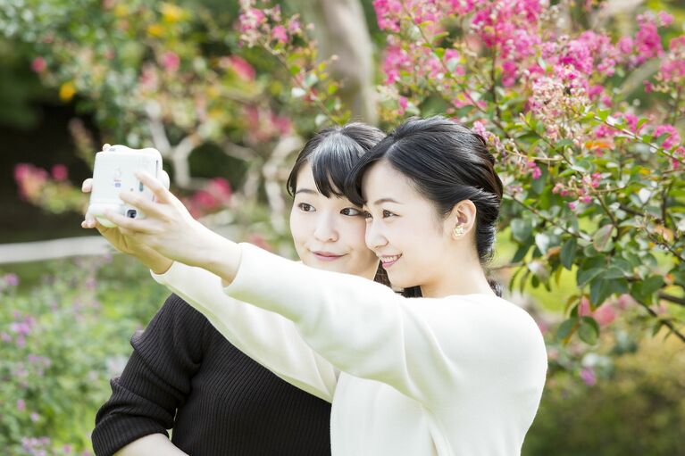 “自撮り”をなさる眞子さまと佳子さま　宮内庁提供