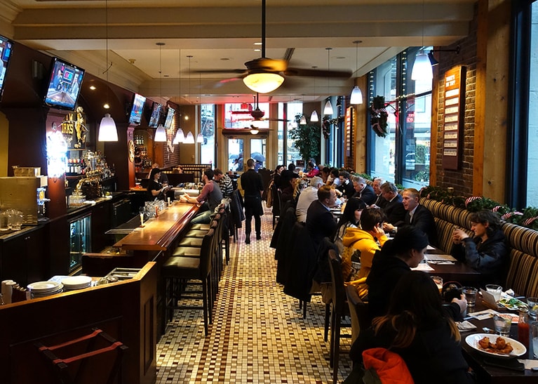 1階にはクラシックなレストランも併設。