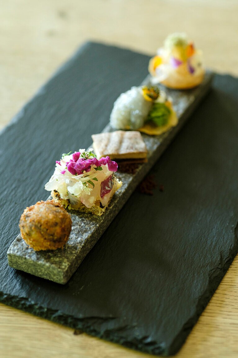 トビウオのセビーチェ仕立てのブルスケッタなど“最初のお楽しみ…”。料理はすべて昼のコース 5,000円から。