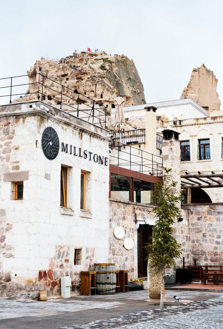 ミルストーンの名は村に残っていた巨大な石の挽き臼に由来。