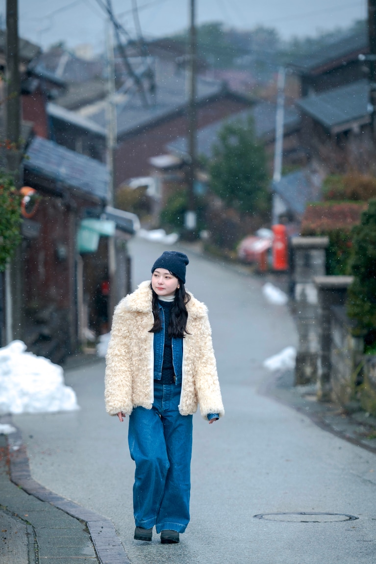 俳優・山田杏奈さんといく、世界遺産の島・佐渡島。雪景色の北沢浮遊選鉱場は神秘的な風景【通いたくなる島、佐渡】