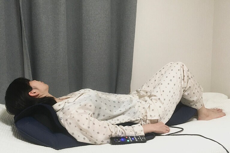 首と肩にある6つのもみ玉と、背中と腰にある4つのもみ玉が左右交互に動き、筋肉のこりがほぐされて気持ちいい。10分間でかなり全身のこりも和らぎました。