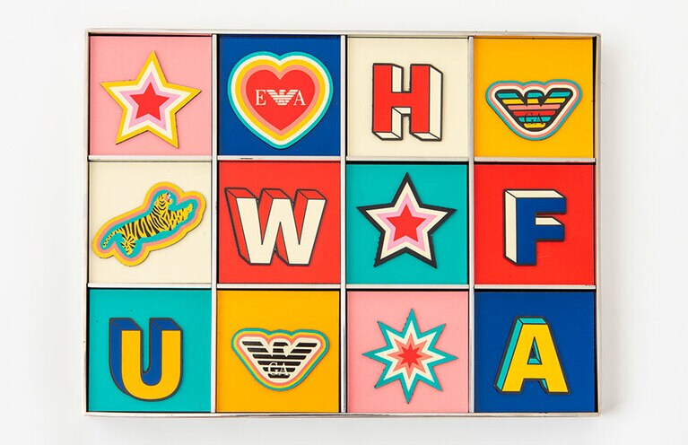 大サイズのみポーチへのステッカーカスタマイズが可能で、好きなステッカーを3点セレクトできる。