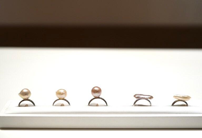 店舗には、さまざまな真珠のジュエリーがそろう。