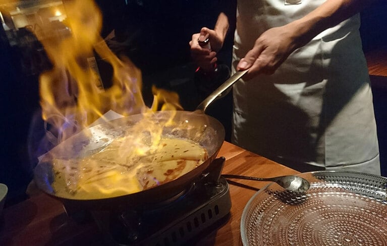 フランベ！　炎が上がると女子たちは何故にこう盛り上がるのか。