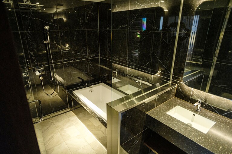 広々としたバスルーム。バスタブはしっかりと足を伸ばして寛げます。