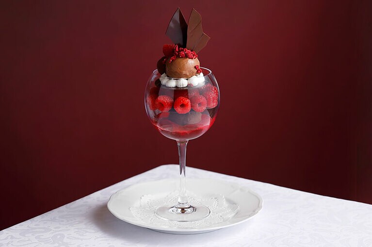 ヴィーガンチョコレートパフェ ～春めく木苺とチョコレート 2,500円。