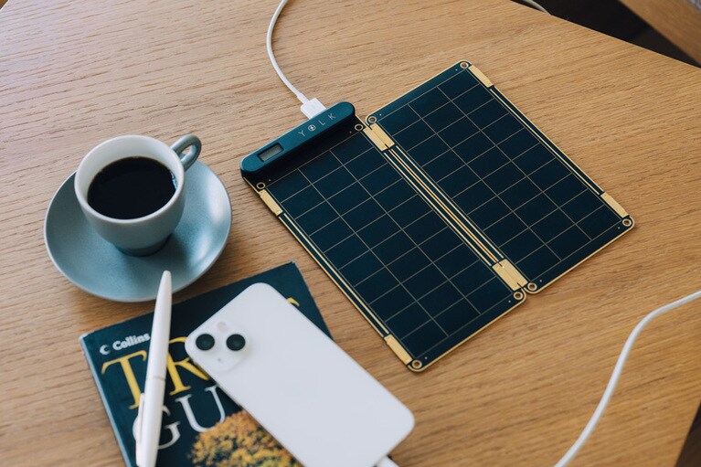 ソーラーペーパー・太陽光パネルモバイル充電器(7.5W)32,000円／ロア・インターナショナル